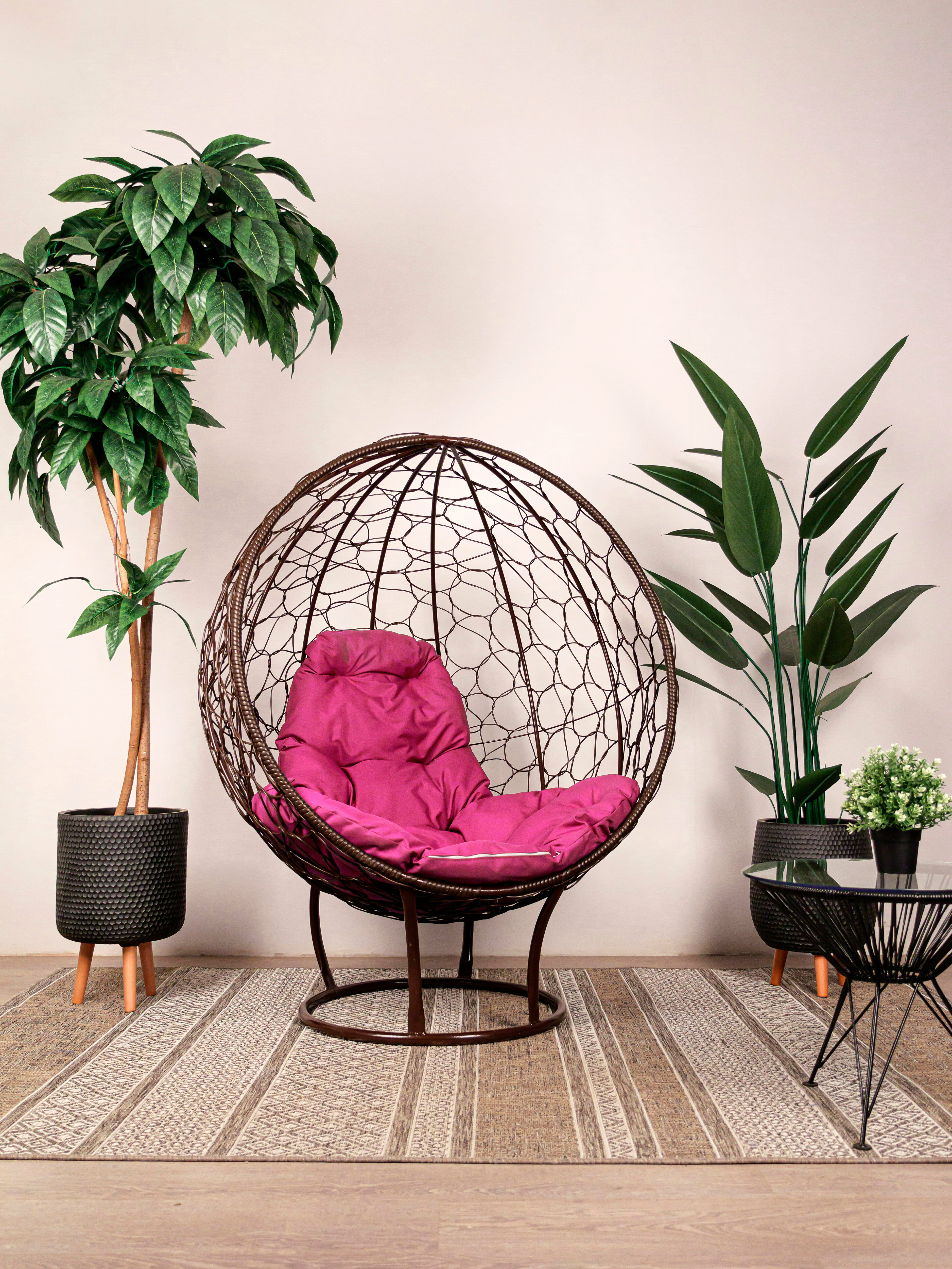 Кресло на подставке ротанг коричневый, розовая подушка - фотография № 1