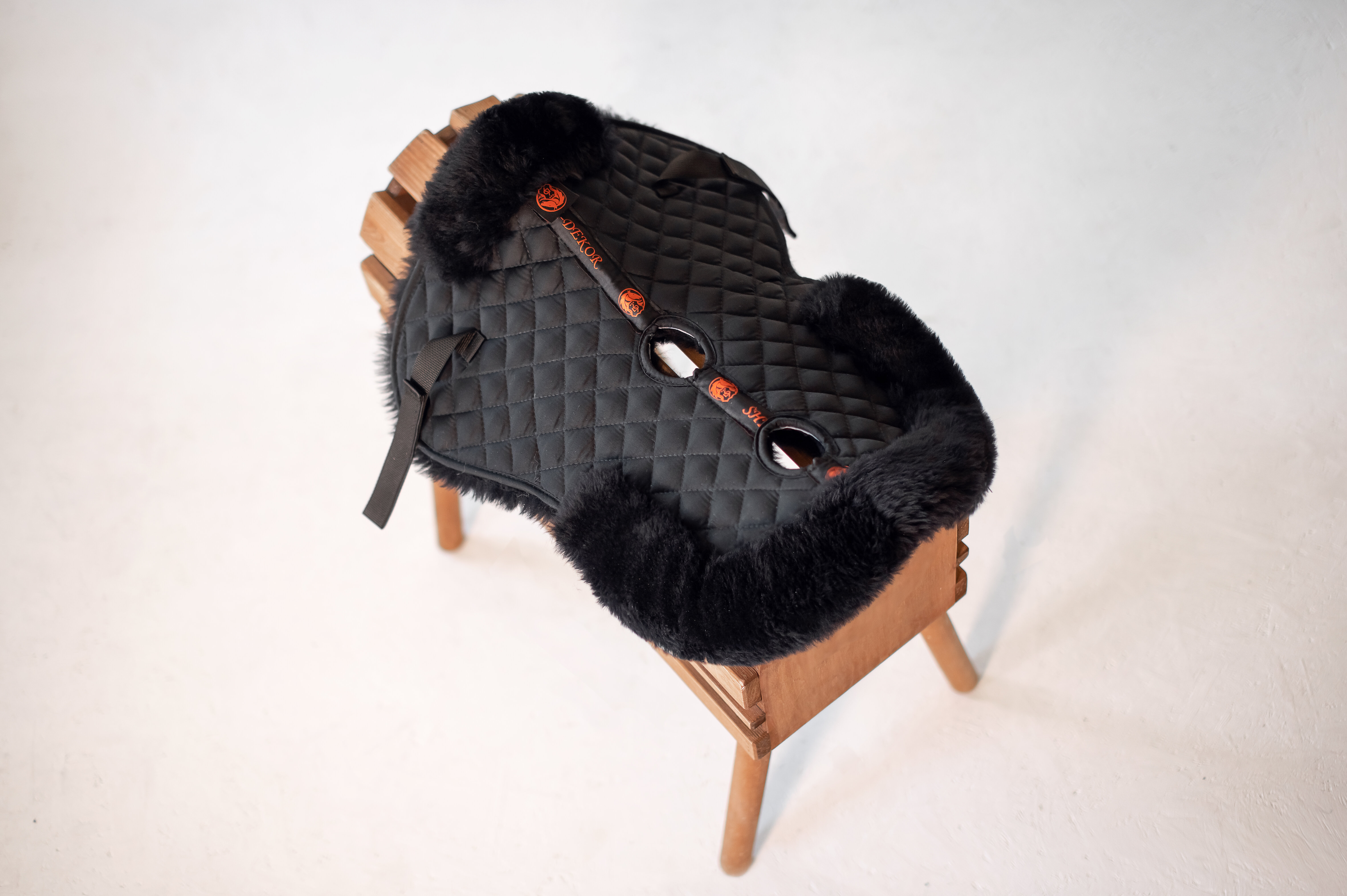 Меховушка под седло с вентиляционными отверстиями Shkura-Dekor черная (стандарт) М (58 см)