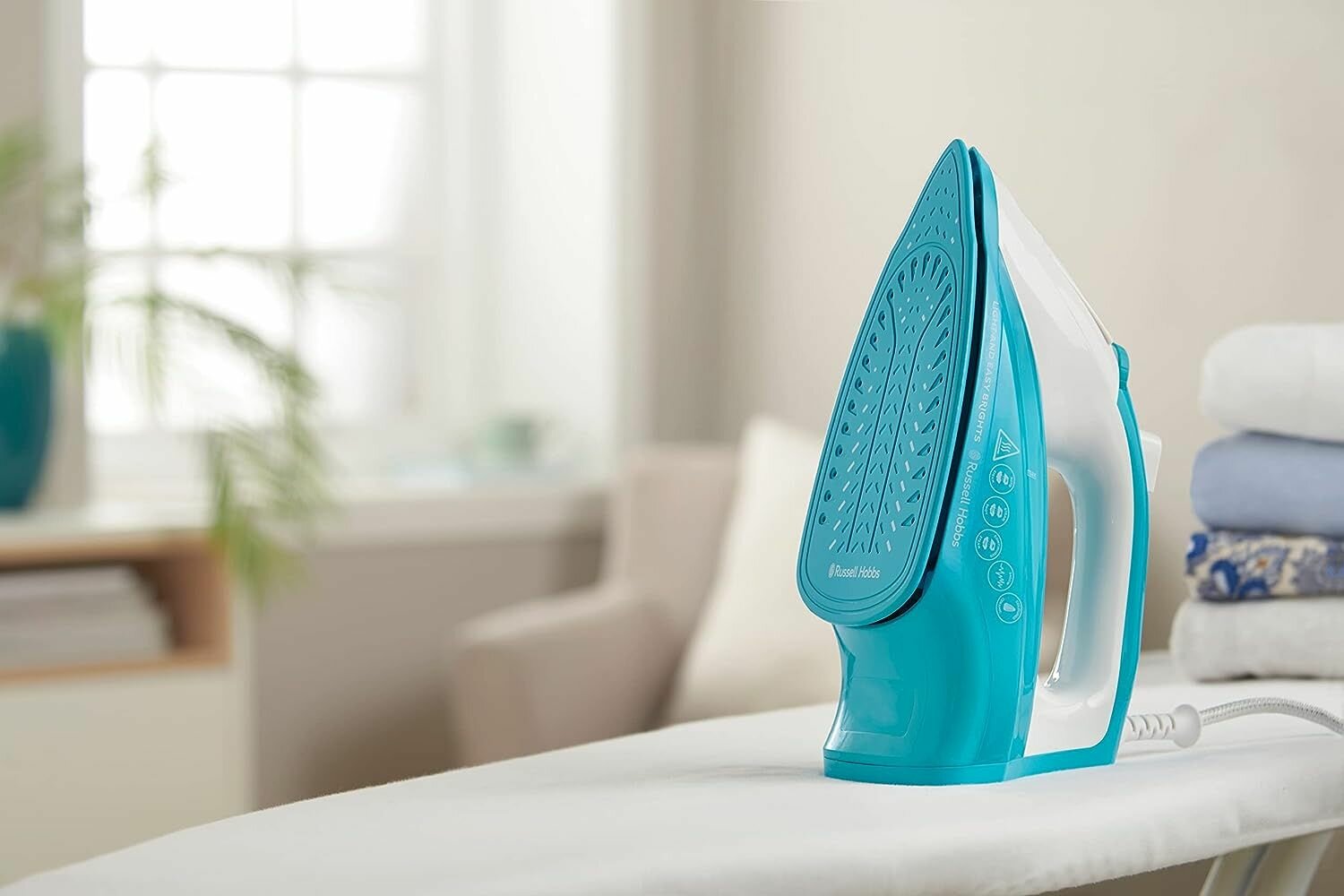 Паровой утюг Russell Hobbs 26482 Light and Easy Brights Steam Iron, 2400 Вт, 240 л, голубой, - фотография № 1