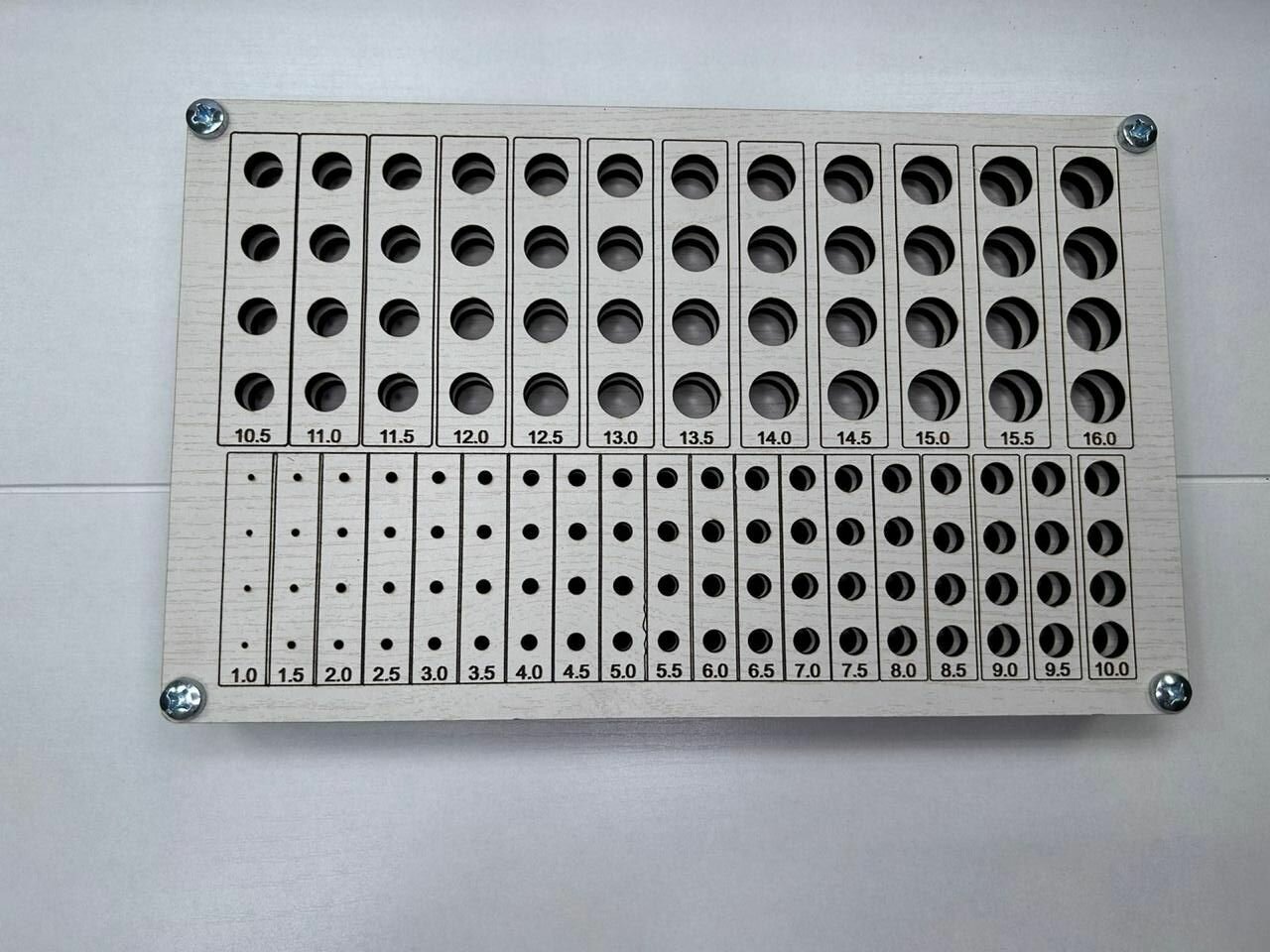 Подставка для сверл 1.0-16.0 мм с шагом 0.5 мм по четыре отверстия каждого размера