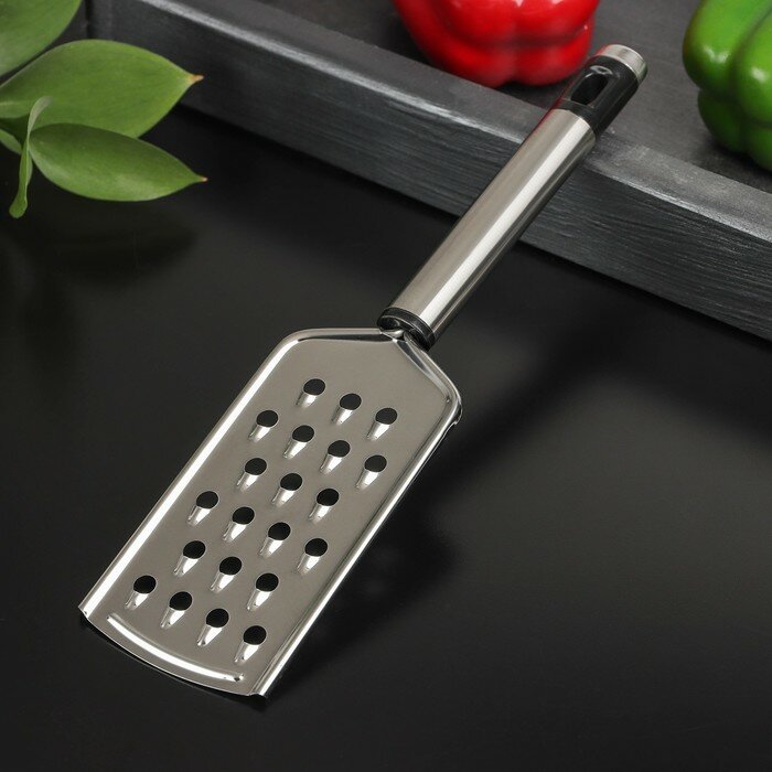 фото Тёрка крупная с ручкой Доляна Fargo, 23,5×6×2, нержавеющая сталь, цвет цвет серебряный, чёрный