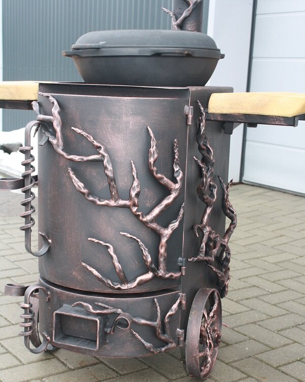 Кованная печь для казана с двумя столиками и дымоходом, на колесах, Ветки дерева - огнеупорная краска - фотография № 3
