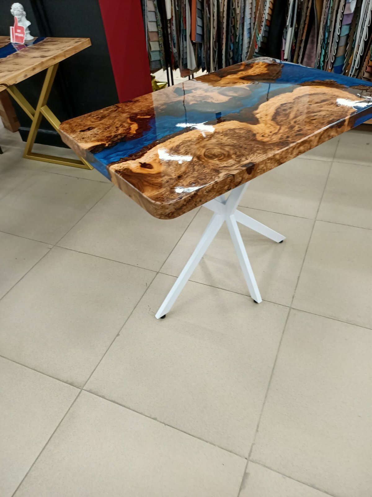 стол из массива дерева с эпоксидной смолой - река - фотография № 1