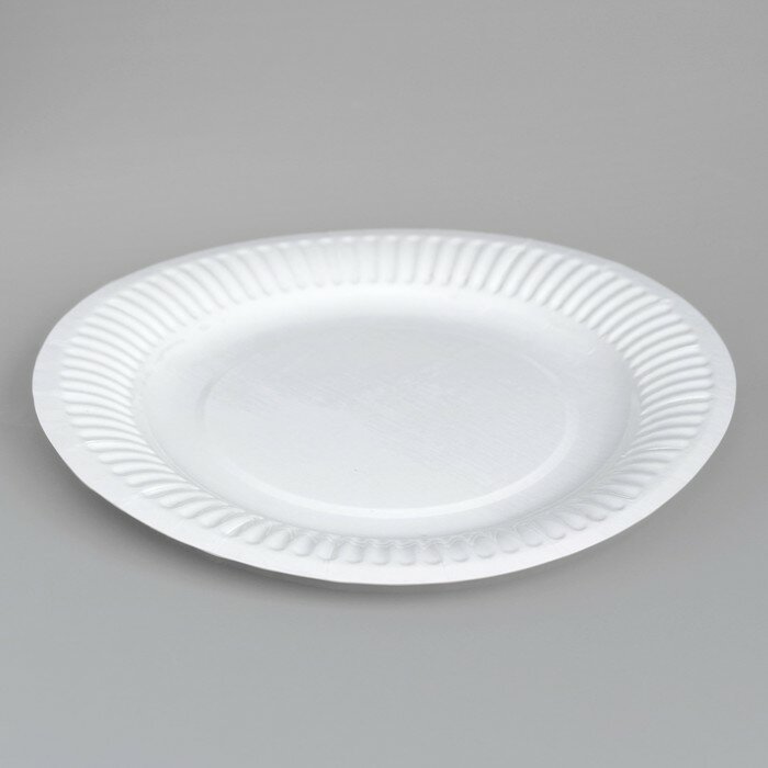 Тарелка одноразовая "Белая" ламинированная, картон, 18 см - фотография № 1