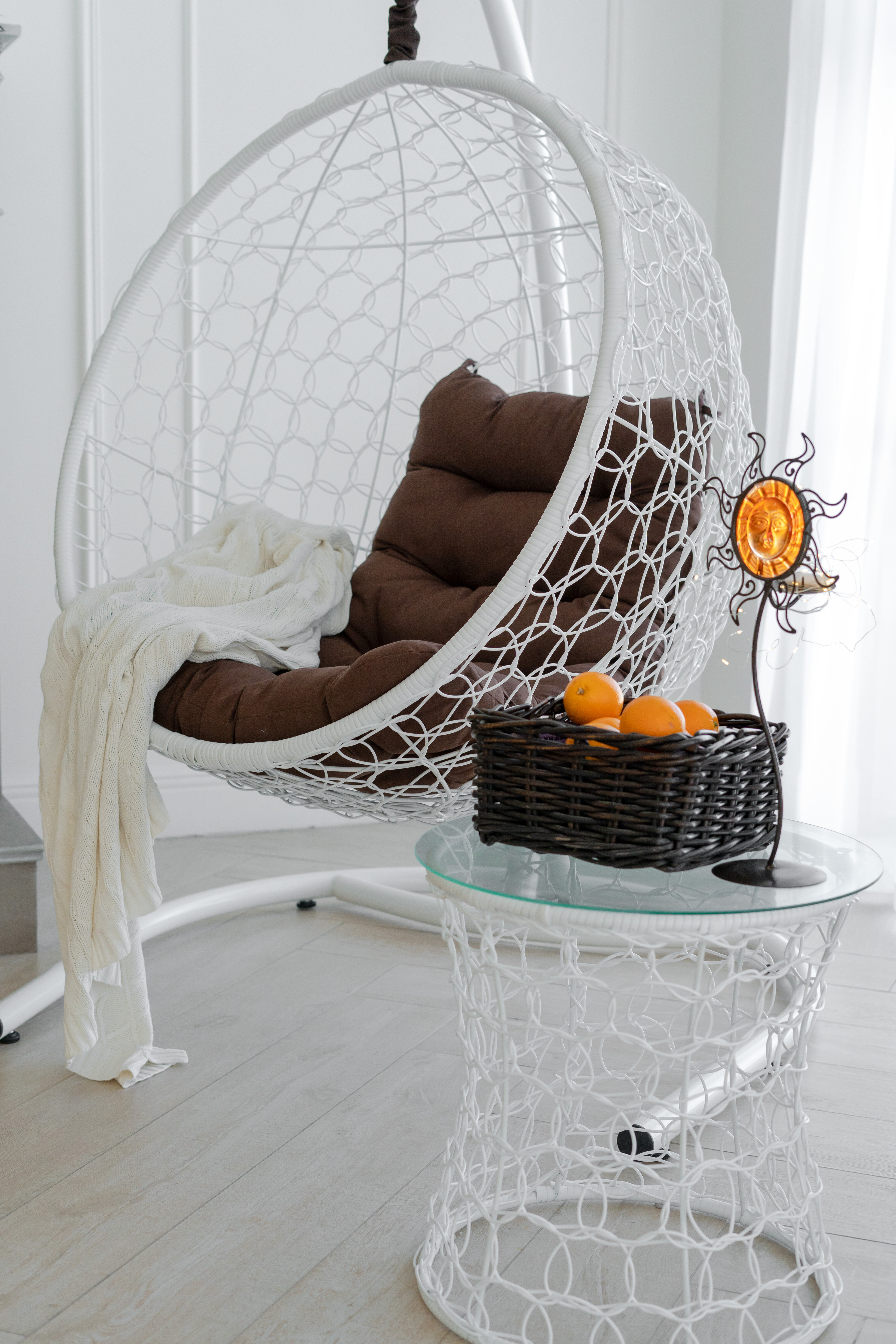 Подвесное кресло-кокон Либра белое с коричневой подушкой - фотография № 3