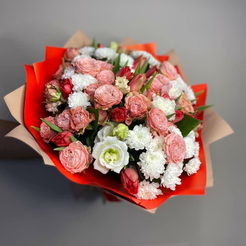 Букет цветов kloombis, Тюльпан, сантини белая, роза кустовая, эустома белая