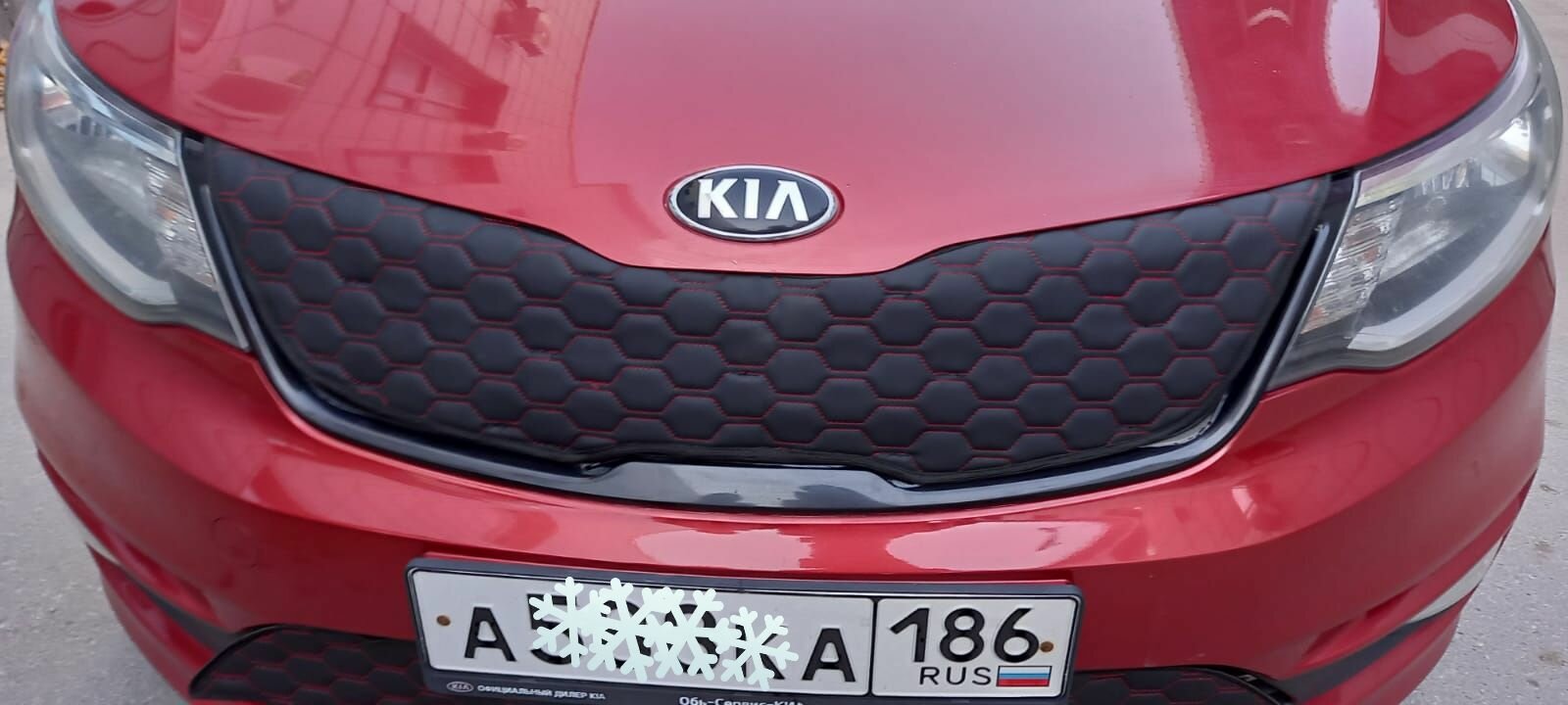 Утеплитель радиатора LUX для KIA RIO 2015-2017 Комплект Дизайн Соты Красные