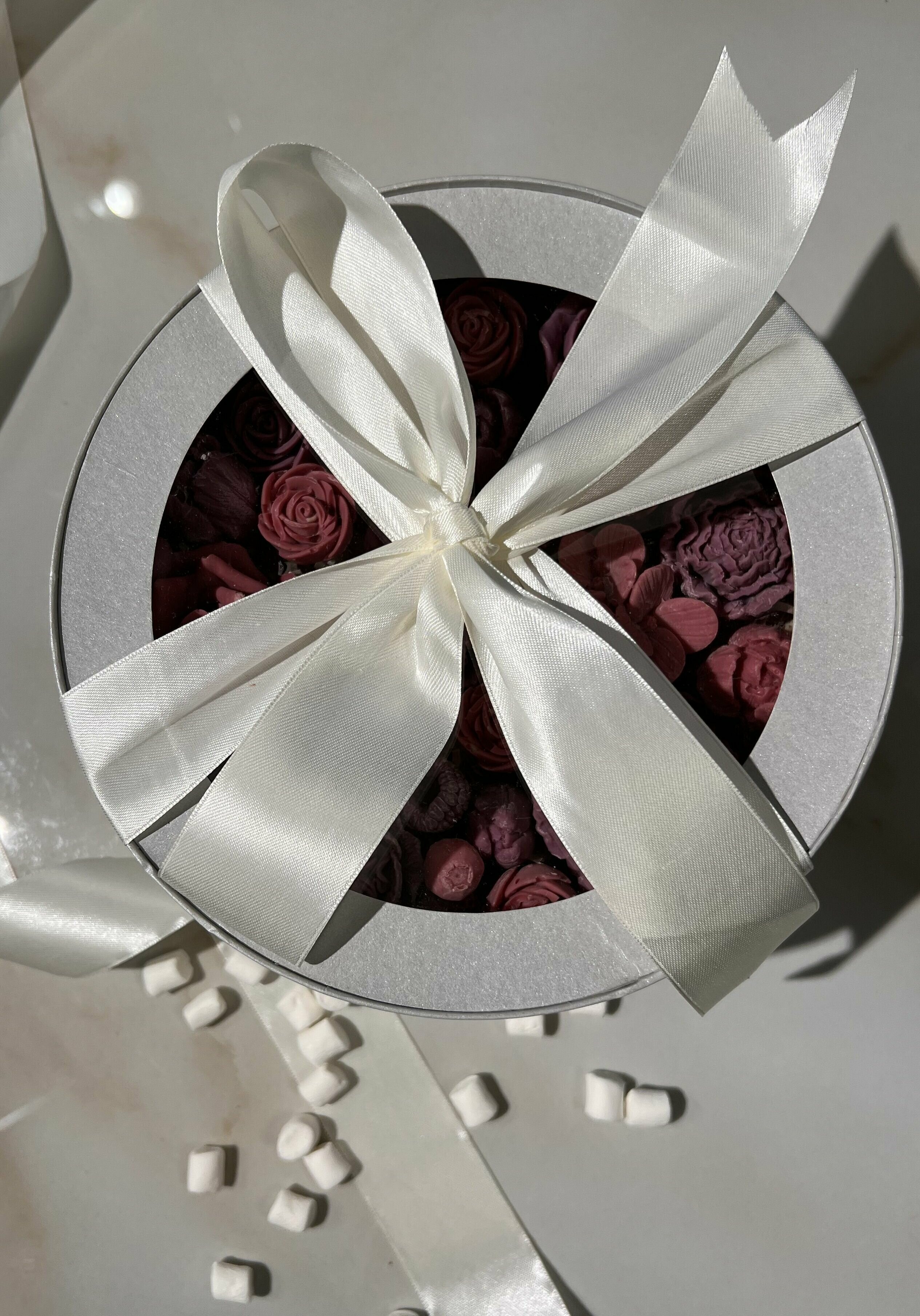 Шоколадные цветы в круглой коробке - фотография № 2