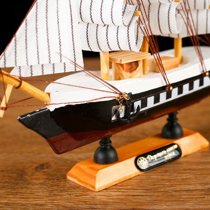 Корабль сувенирный малый «Трёхмачтовый», борта чёрные с белой полосой, паруса белые, 20 × 5 × 19 см - фотография № 4