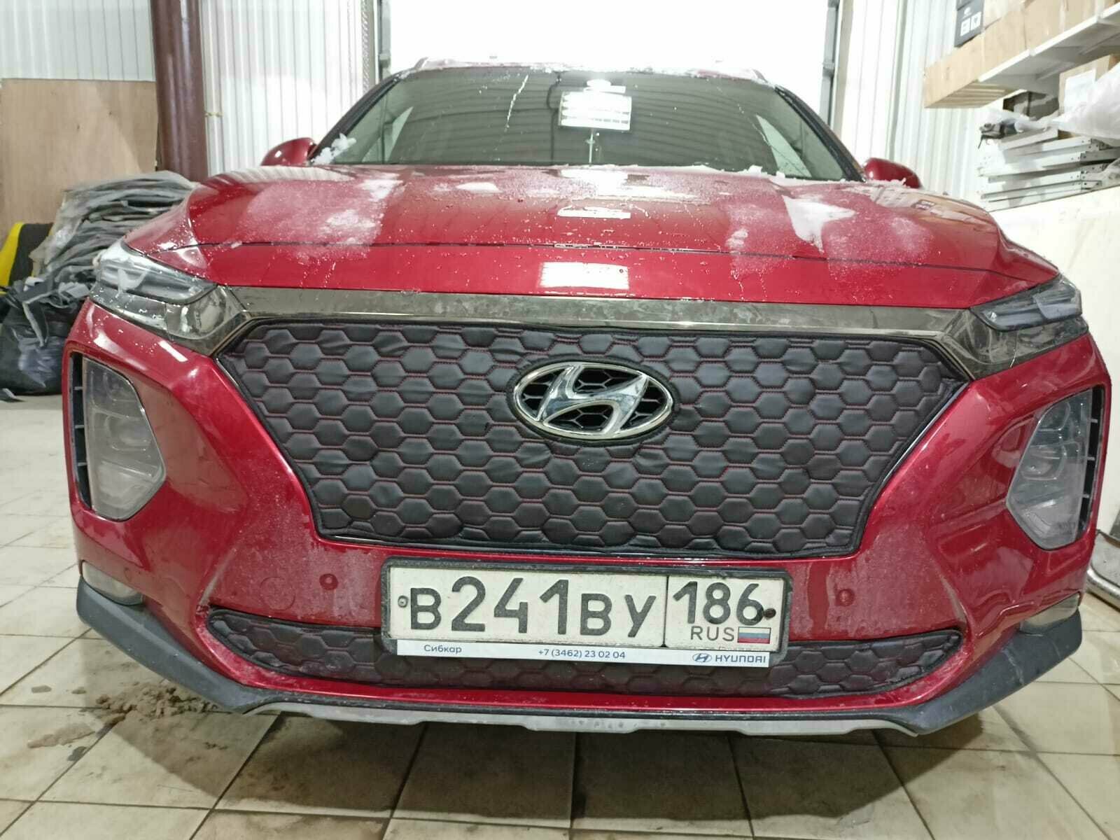 Маска-утеплитель на радиатор Premium для Hyundai Santa Fe 2018 -2020 (Комплект Строчка Красная Соты)