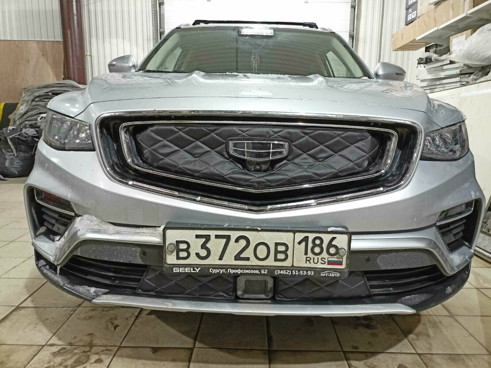 Утеплитель решетки радиатора зимний для Geely Atlas Pro 2021-2023 (комплект ромбы адаптирован под камеру)