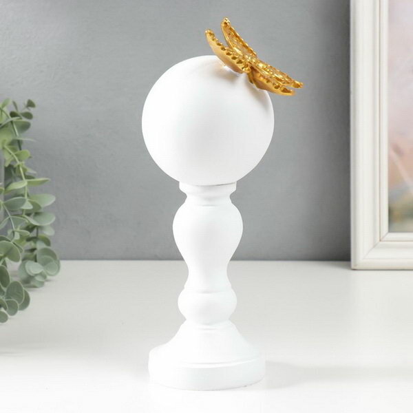 Сувенир полистоун "Золотая бабочка на колонне с шаром" белый 24.5х9х10 см - фотография № 2