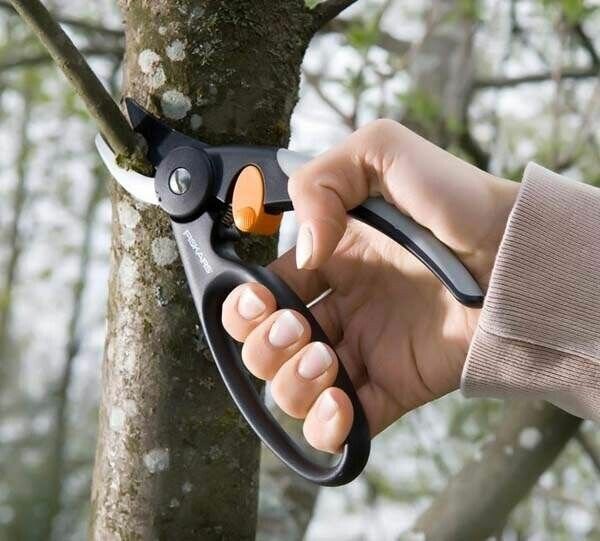 Секатор плоскостной FISKARS Fingerloop с петлёй для пальцев - фотография № 3