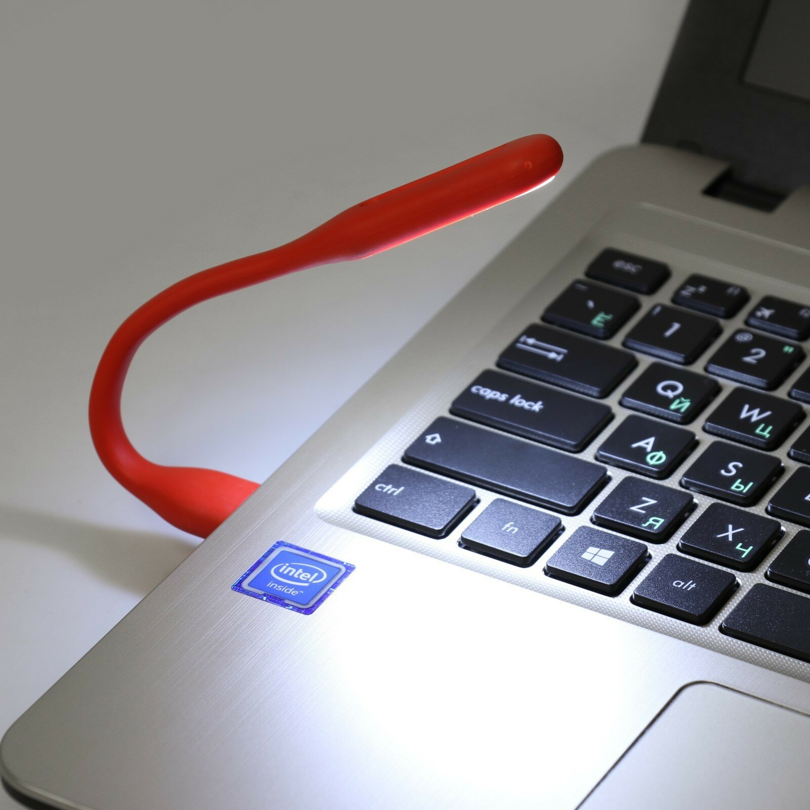 фото Светильник светодиодный LuazON A-05, USB, гибкий, 5 Ватт, 6 диодов, красный