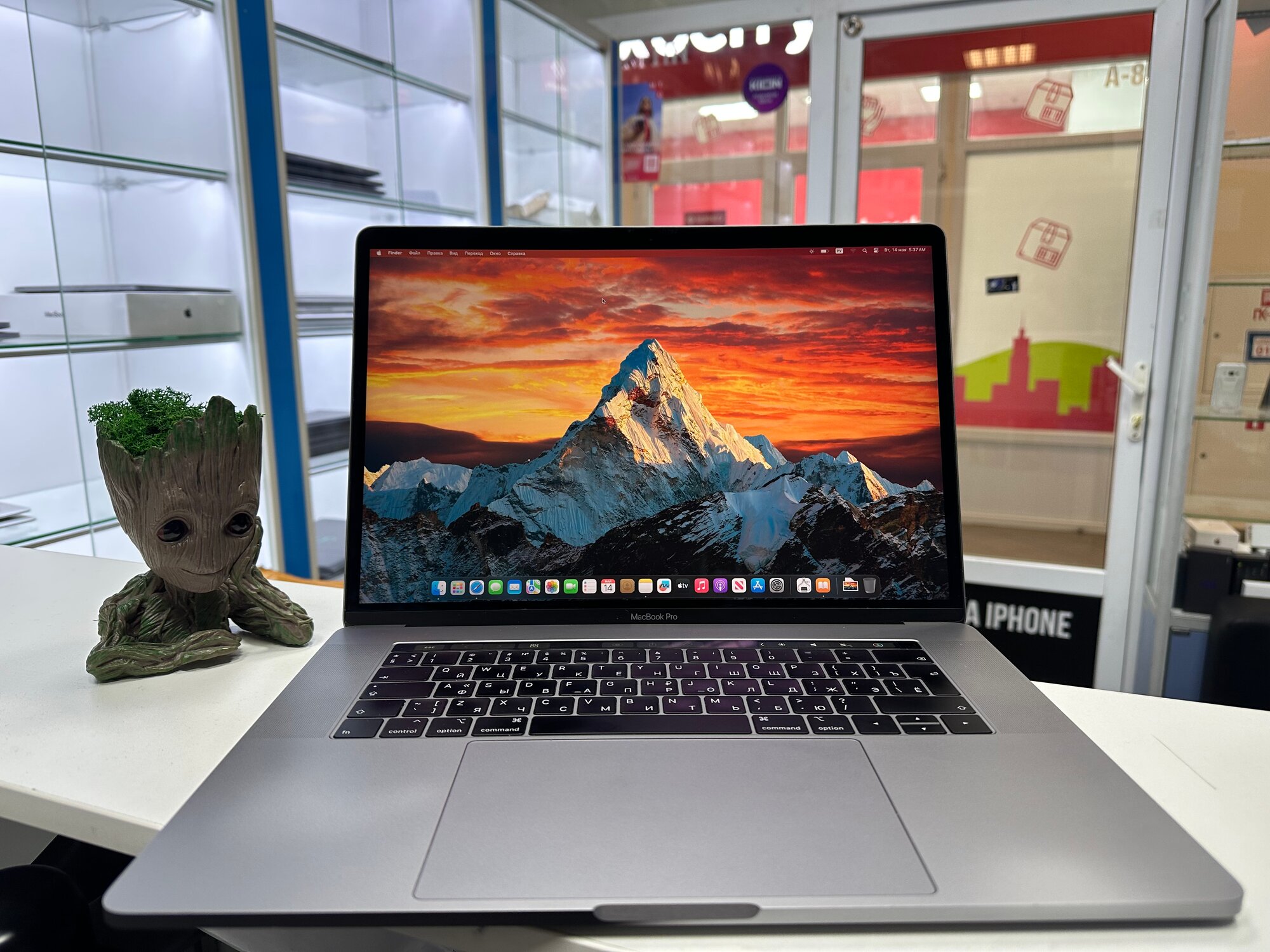 15" Ноутбук Apple MacBook Pro 15 2019 2560x1600, Intel Core i7 2.6 ГГц, RAM 16 ГБ, SSD 256 ГБ, Radeon Pro 555x, macOS, Space Gray