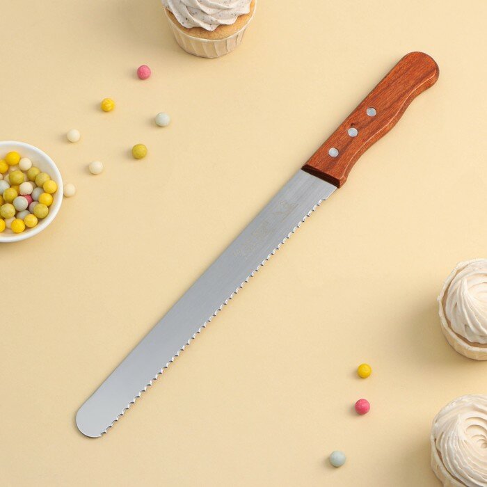 Нож для бисквита крупные зубцы рабочая поверхность 25 см деревянная ручка толщина лезвия 1 мм