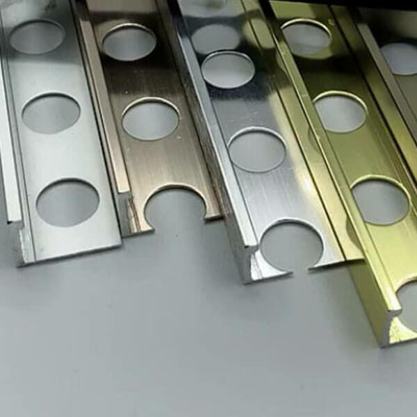 Алюминиевый напольный профиль для L-образной окантовки LТ-10-СМ серебро/матовое - фотография № 3