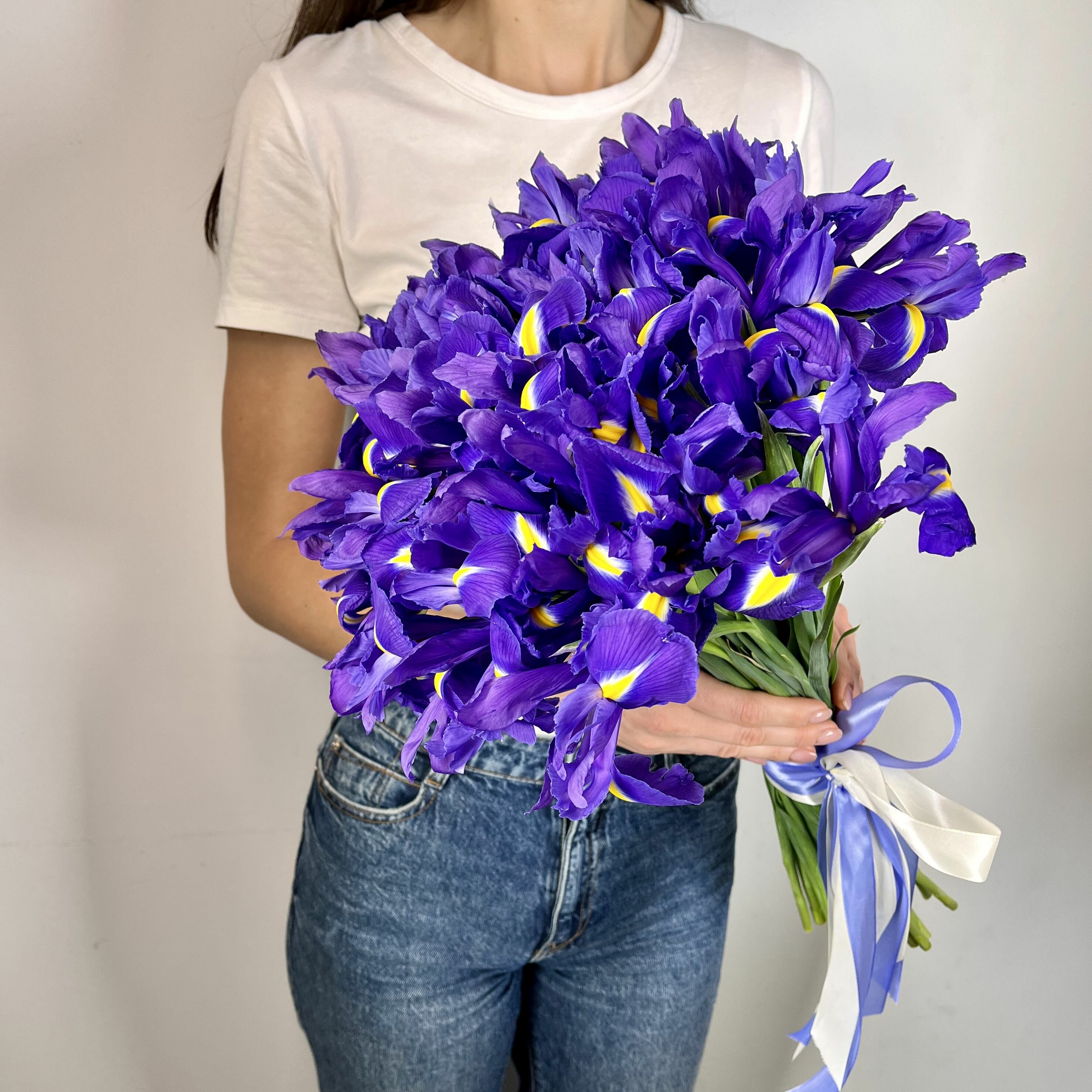 Букет синих ирисов 35 шт из красивых живых цветов 60 см цветы живые в букете от Лэтуаль Flowers