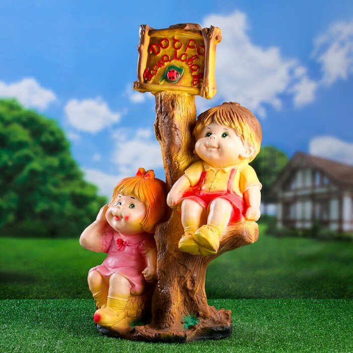 Хорошие сувениры Садовая фигура "Мальчик и девочка на дереве", 40х31х66см, микс - фотография № 2