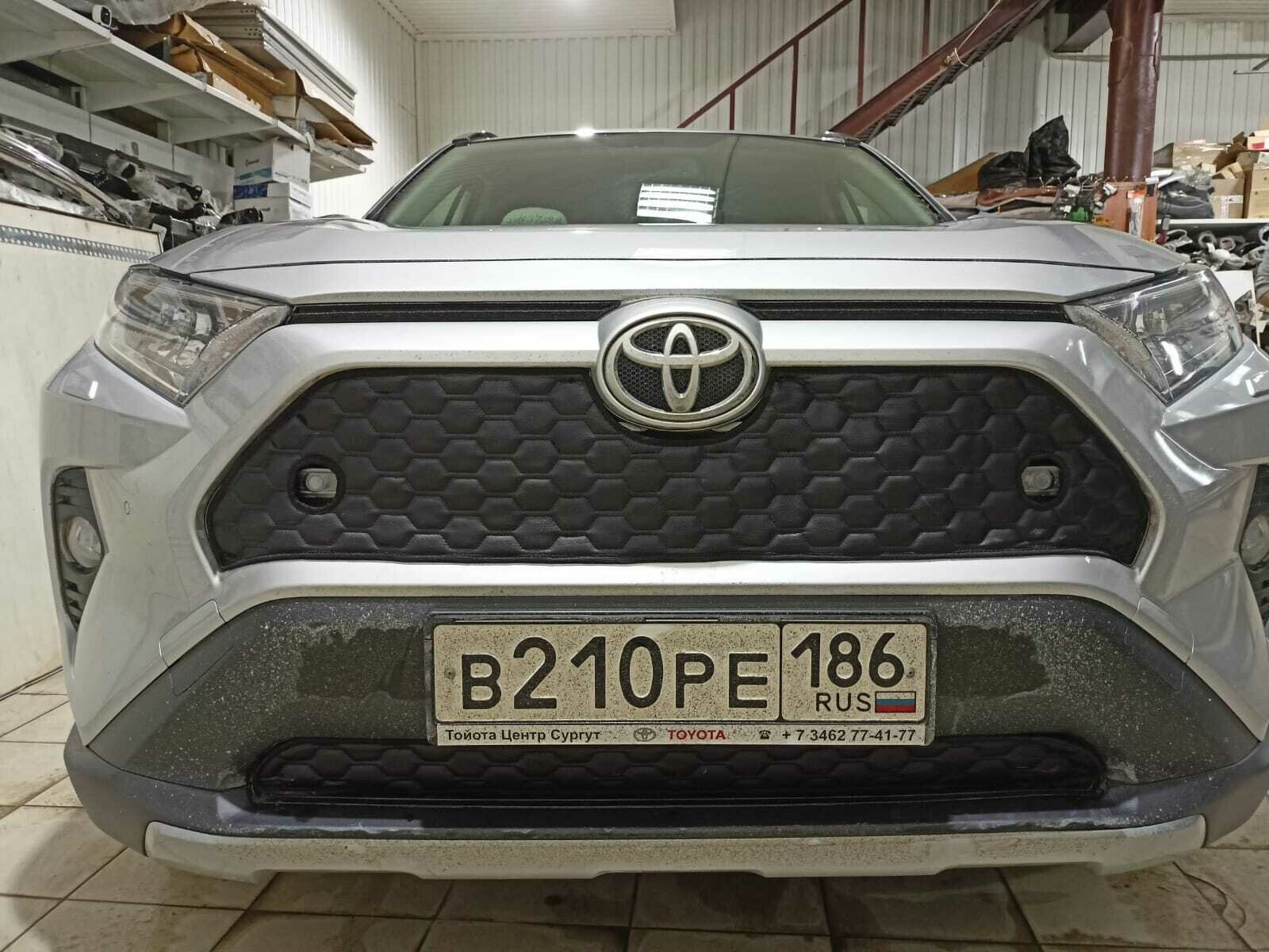 Утеплитель радиатора Защита LUX для Toyota RAV4 2018-2024 Парктроники Соты Комплект верх/низ