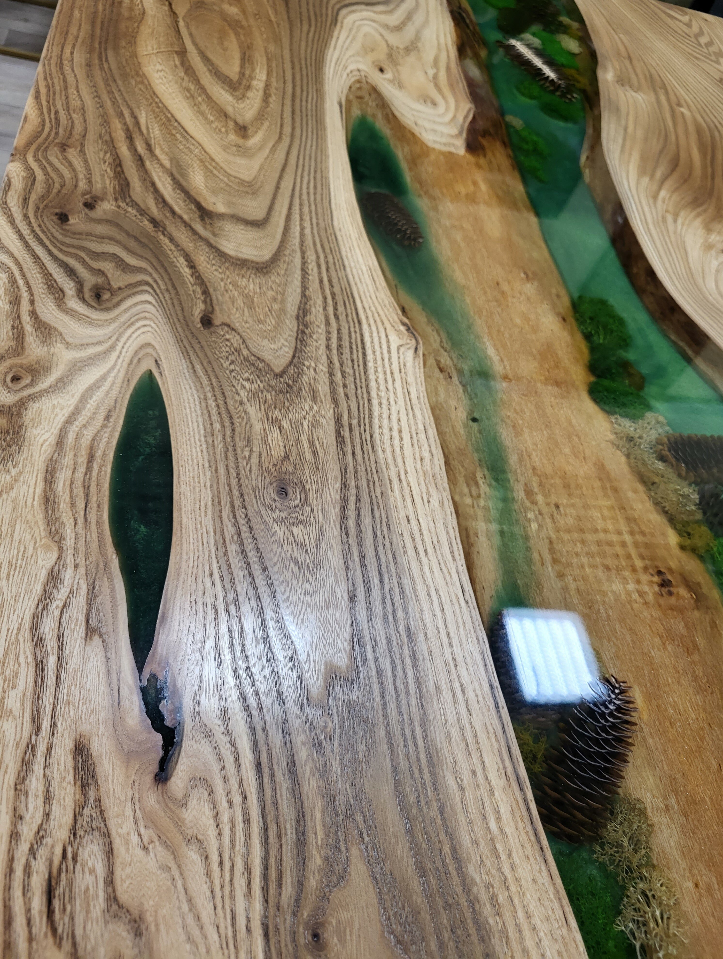 Эпоксидный стол из массива карагача. Деревянный обеденный кухонный стол из эпоксидной смолы и из массива дерева - фотография № 6