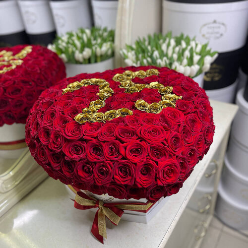 Букет живых цветов красные и золотые розы с датой 201 шт.