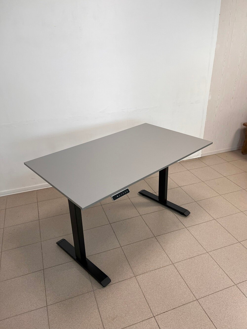 Компьютерный стол с регулируемой высотой UPSTOL двухмоторный: рама черная и столешница ЛДСП Титан 125х75 - фотография № 1