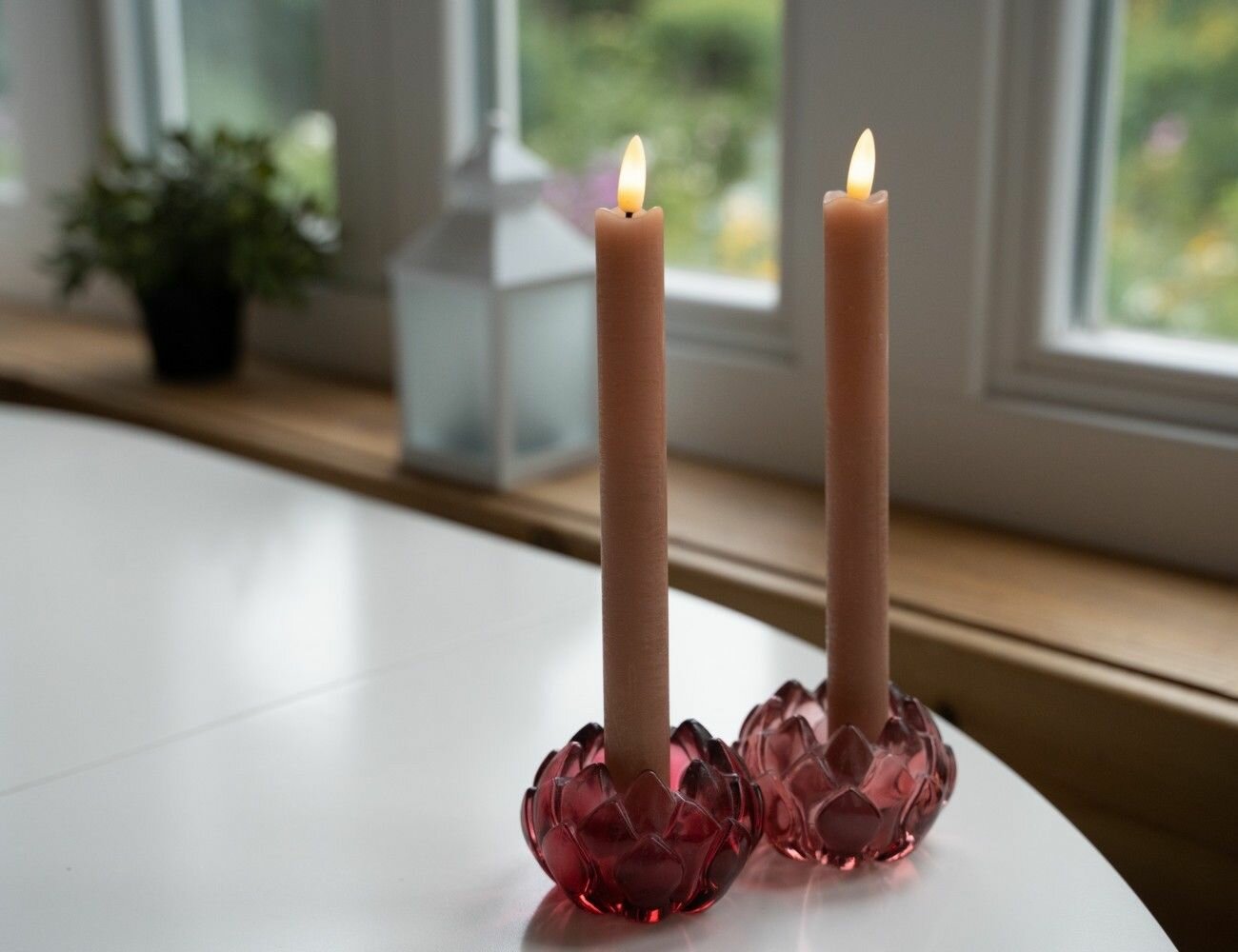 фото Набор светодиодных столовых восковых свечей живая душа, миндальных, тёплые белые LED-огни мерцающие, 'натуральные фитильки', 2х24 см (2 шт.), батарейки, Kaemingk (Lumineo) 485895