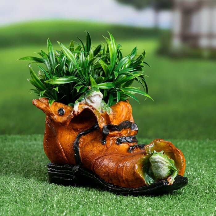 Фигурное кашпо "Ботинок с лягушками" коричневое, 24х14х14см 9572976 - фотография № 1