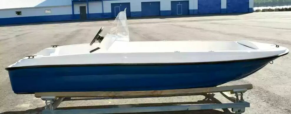 Лодка моторная стеклопластиковая "пингвин" с консолью (тримаран)