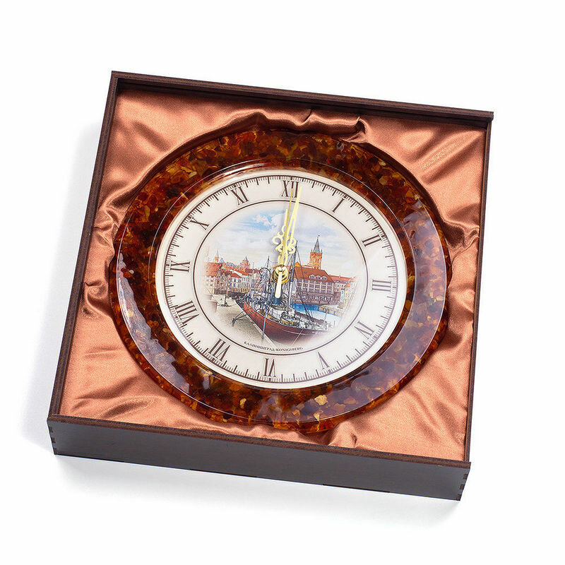 Янтарные часы с изображением набережной Кенигсберга в подарочной коробке - фотография № 4