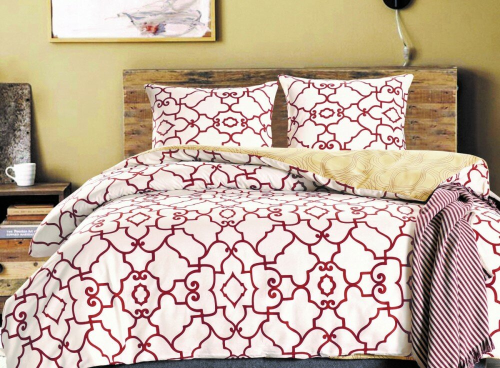Семейное постельное белье двустороннее из сатина кремовое с бордовым орнаментом