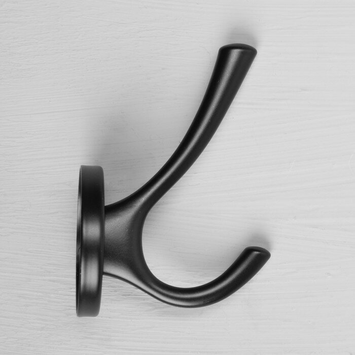 Крючок мебельный CAPPIO SIMPLE, двухрожковый, цвет черный - фотография № 5