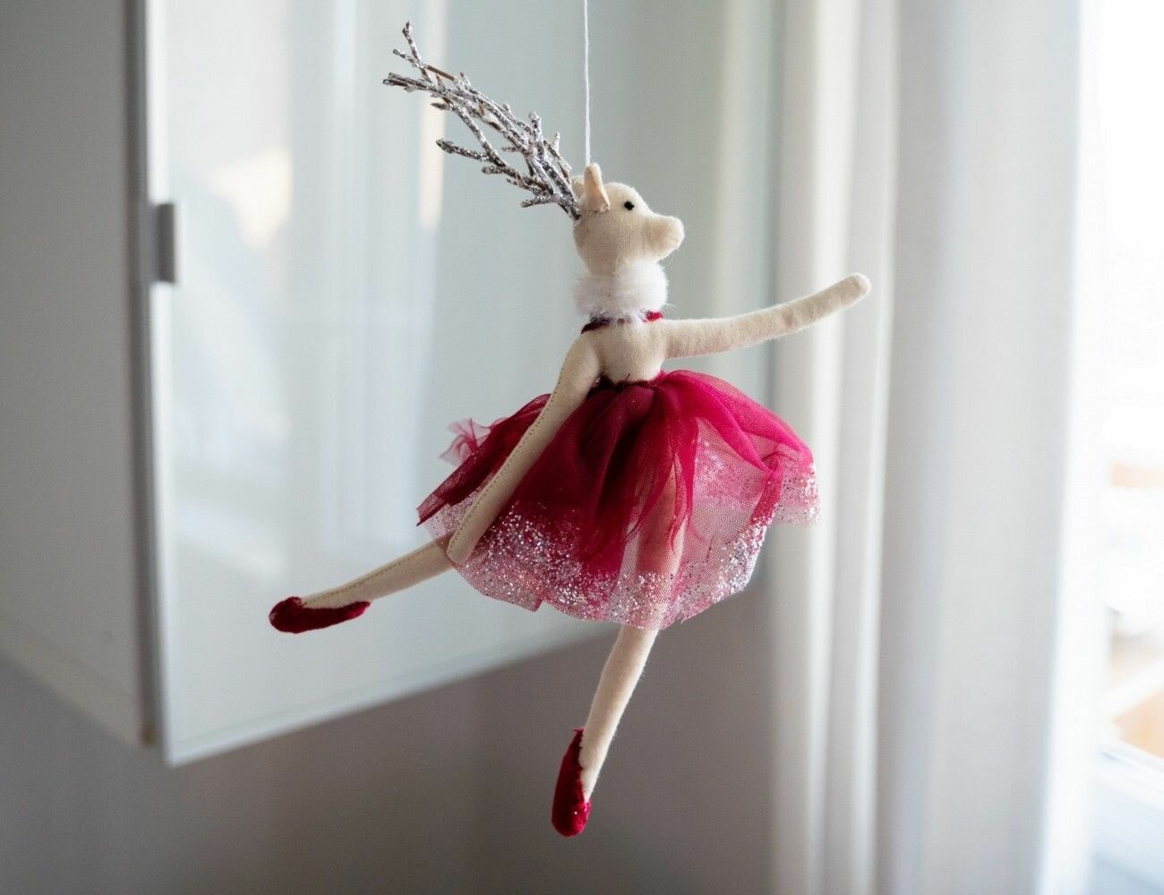 Кукла на ёлку олениха балерина танцующая текстиль красная 27 см Due Esse Christmas 11840765/RED