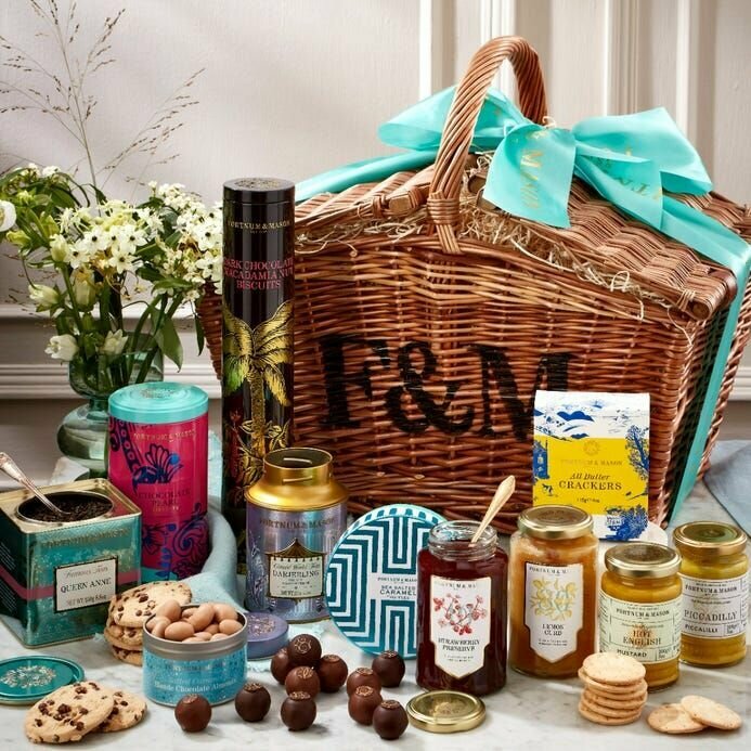 Кондитерский сюрприз-бокс корзина Fortnum and Masons The Fortnum's Collection Hamper - фотография № 1