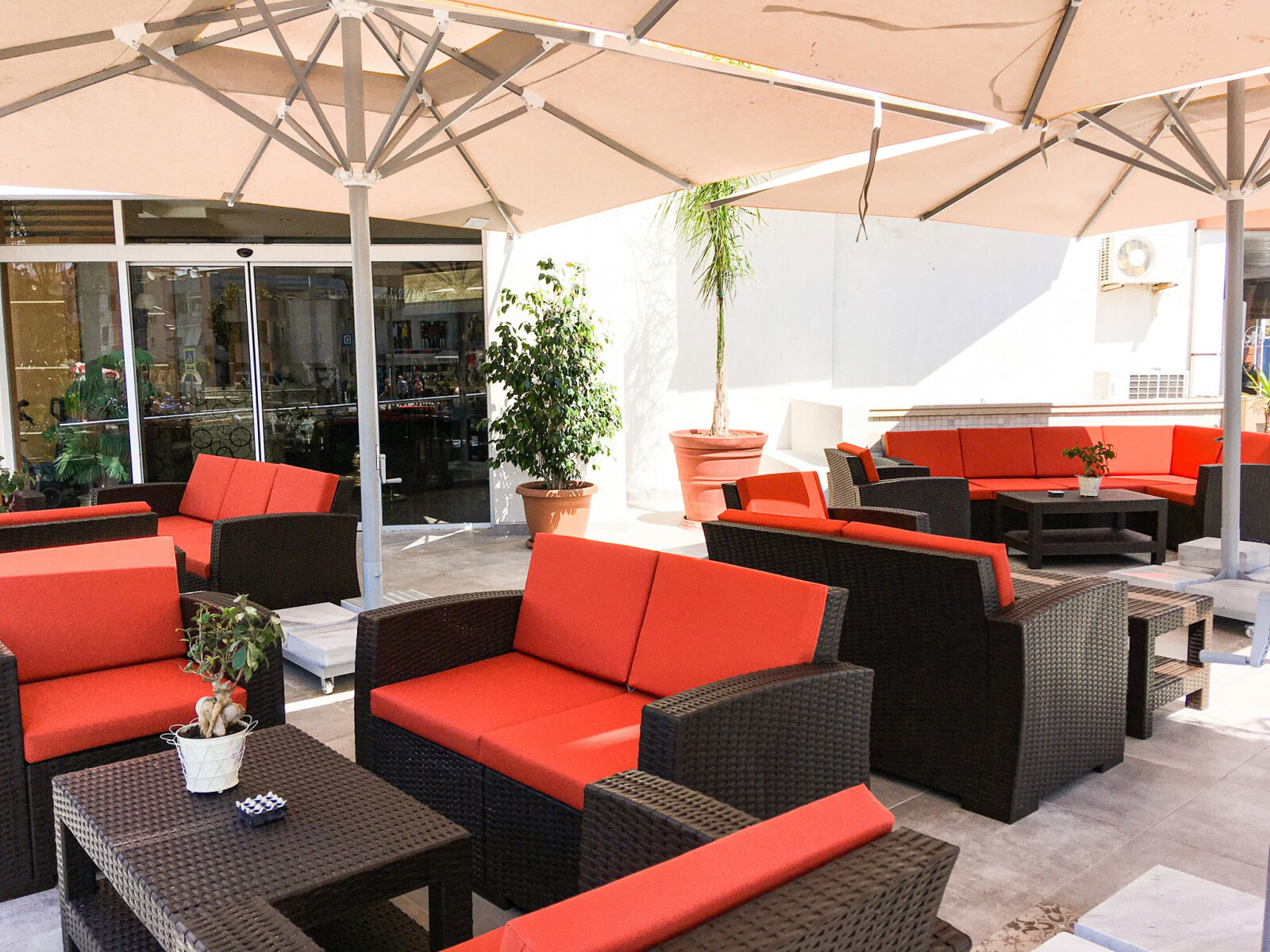 Диван пластиковый плетеный двухместный с подушками Siesta Contract Monaco Lounge - фотография № 9
