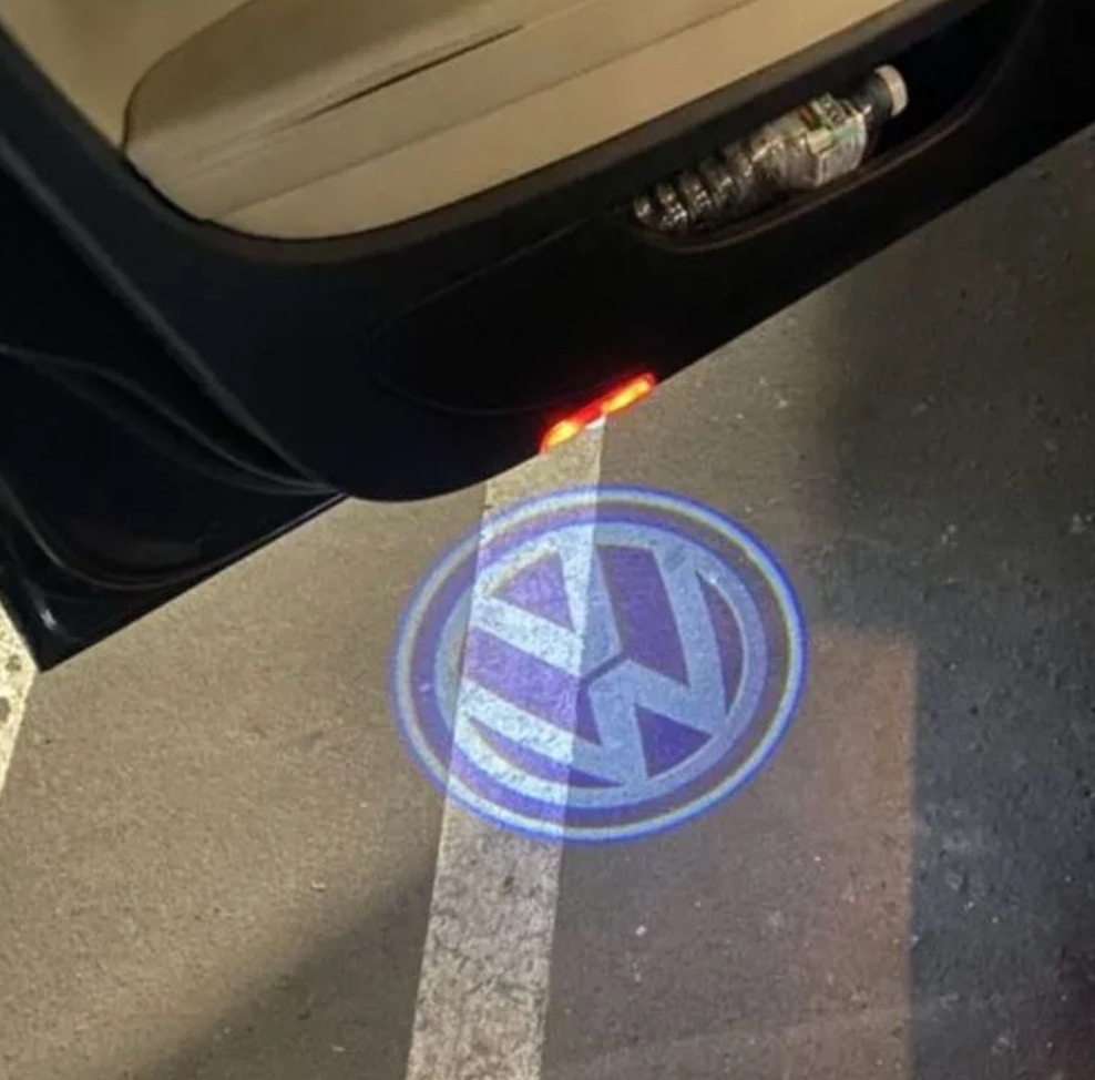 4 плафона подсветки дверей с проекцией логотипа Volkswagen