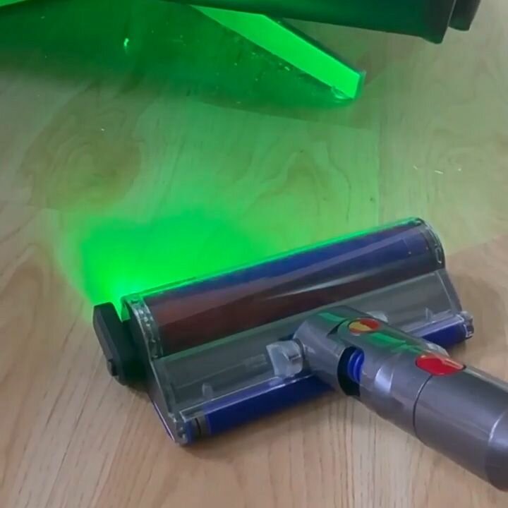 Лазерная подсветка на щетку пылесоса Dyson V7 V8 V10 V11 V12 V15, аккумуляторная, USB-С зарядка. Подсвечивает невидимую грязь, пыль, волосы, шерсть.