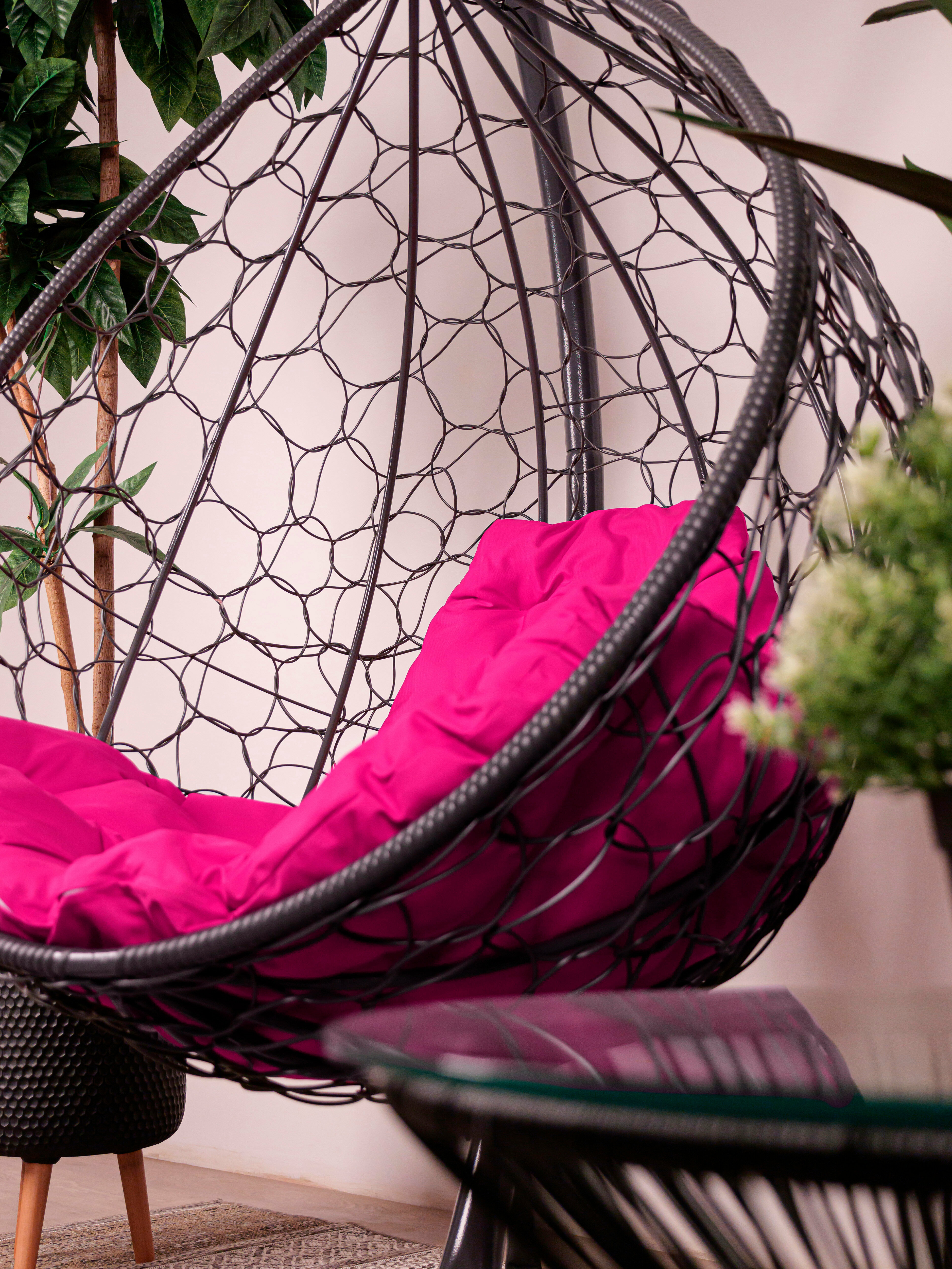 Подвесное кресло ротанг серое, розовая подушка - фотография № 2