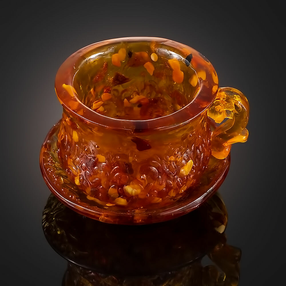 Сувенирная чашка с блюдцем с кусочками натурального янтаря - фотография № 3