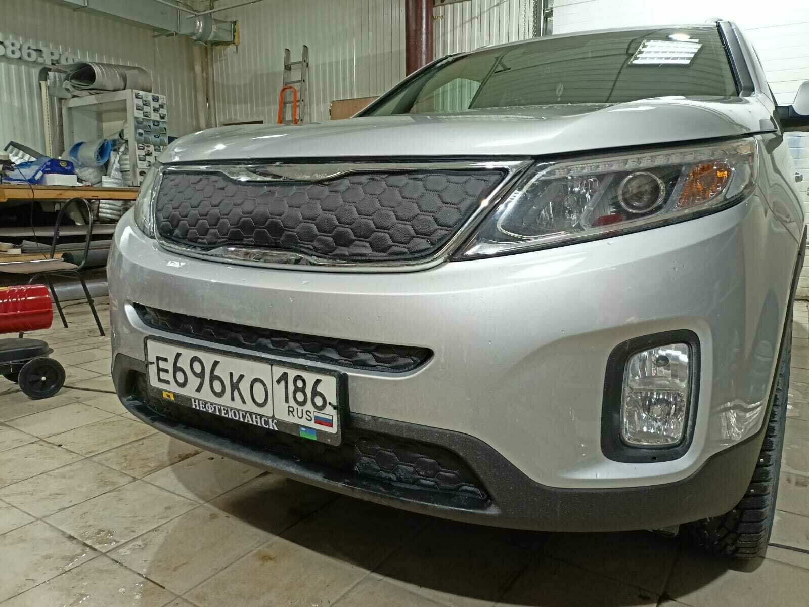 Маска-утеплитель радиатора для Kia Sorento 2012 -2021 II Рестайлинг (Комплект 3 детали) соты