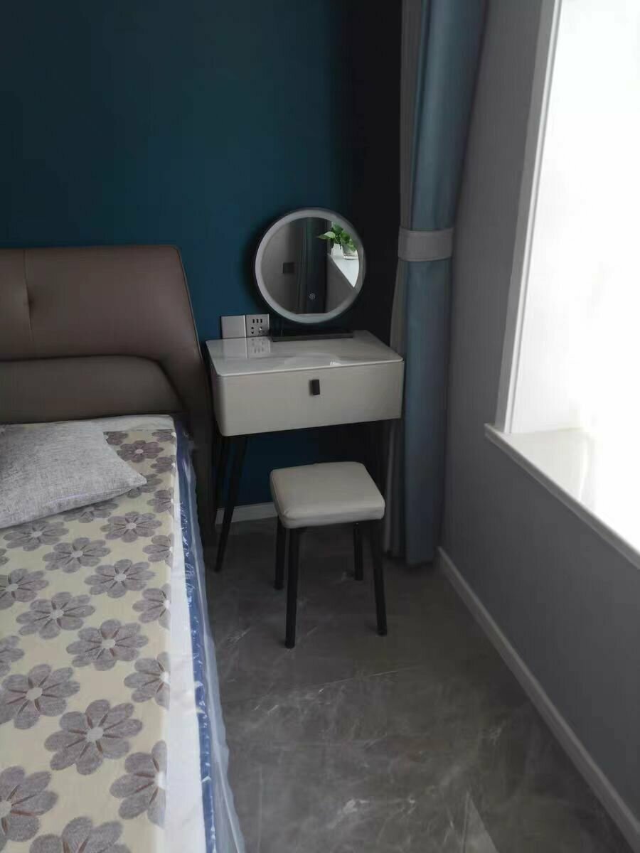 Компактный туалетный столик 60 см обитый кожей с табуретом и зеркалом с подсветкой (белый столик - без табурета и зеркала) - фотография № 7