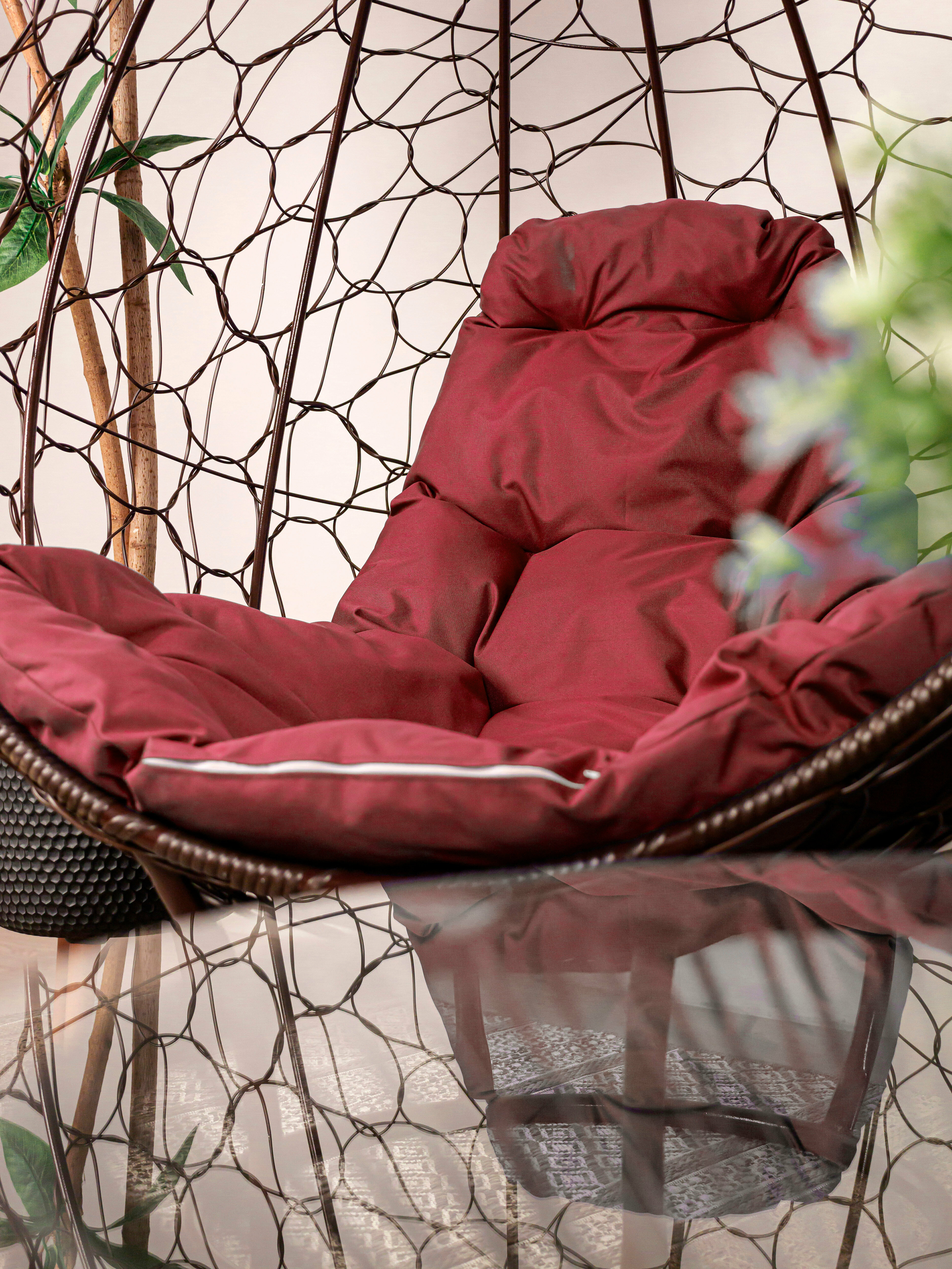 Кресло на подставке ротанг коричневый, бордовая подушка - фотография № 2