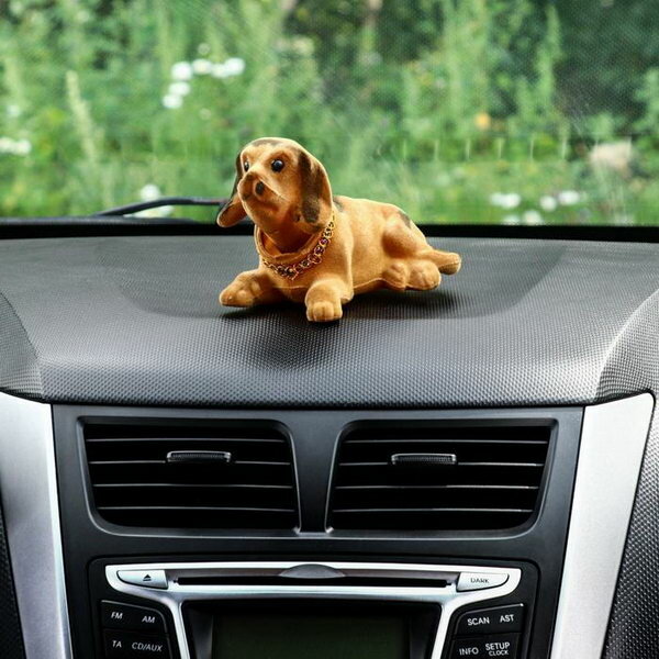 Собака на панель авто качающая головой большая коричневый окрас