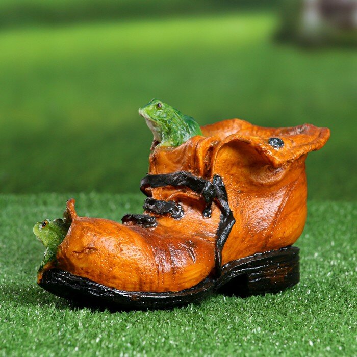 Фигурное кашпо "Ботинок с лягушками" коричневое, 24х14х14см 9572976 - фотография № 3