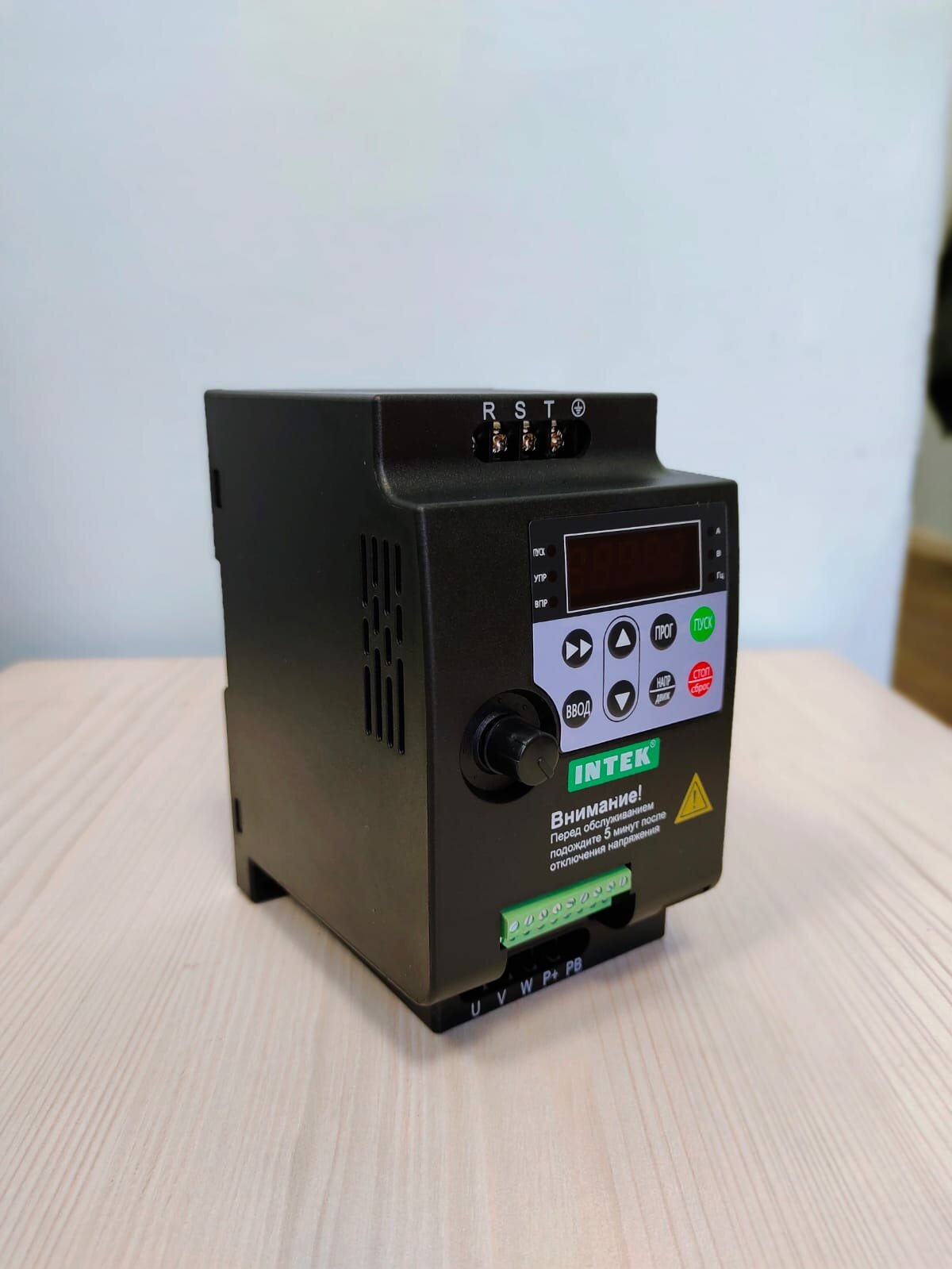 Преобразователь частоты Intek SPE152B21G (1.5KW, 220V, 1PH) - фотография № 3