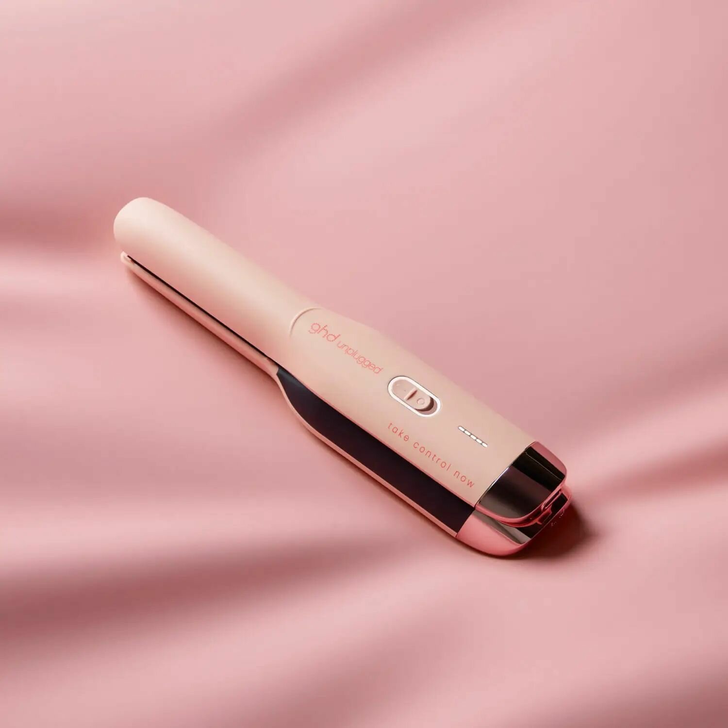 Аккумуляторный выпрямитель для волос Ghd Unplugged Pink Charity Edition (Soft Peach) - фотография № 2