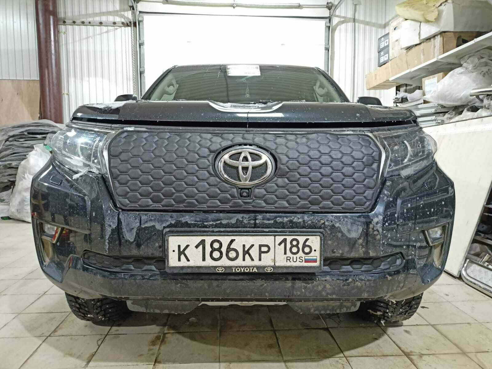 Маска-утеплитель на радиатор для Toyota Land Cruiser Prado 150 2017-2023 Адаптирован под камеру Дизайн Соты