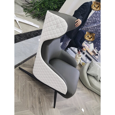 Кресло с высокой спинкой на металлическом каркасе для современной гостиной (белый + серый, черные ножки) - фотография № 1