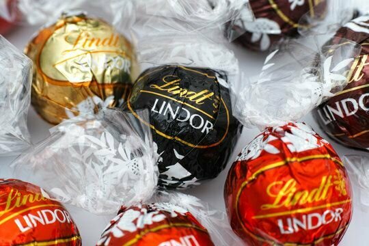 Конфеты Lindt Lindor Шоколадные трюфели в коробке Ассорти / Assorted 200 гр (Италия) - фотография № 2